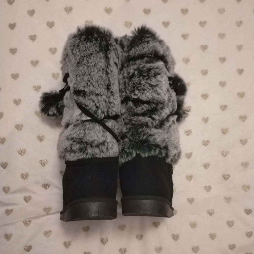 🔥3/$70 🎉S-HP🎉 *NWOT* FabKids Girl's Faux Fur Black and Gray Boots
